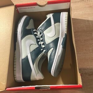 Nike Dunks Jungle Green GS size 5.5/ W 7